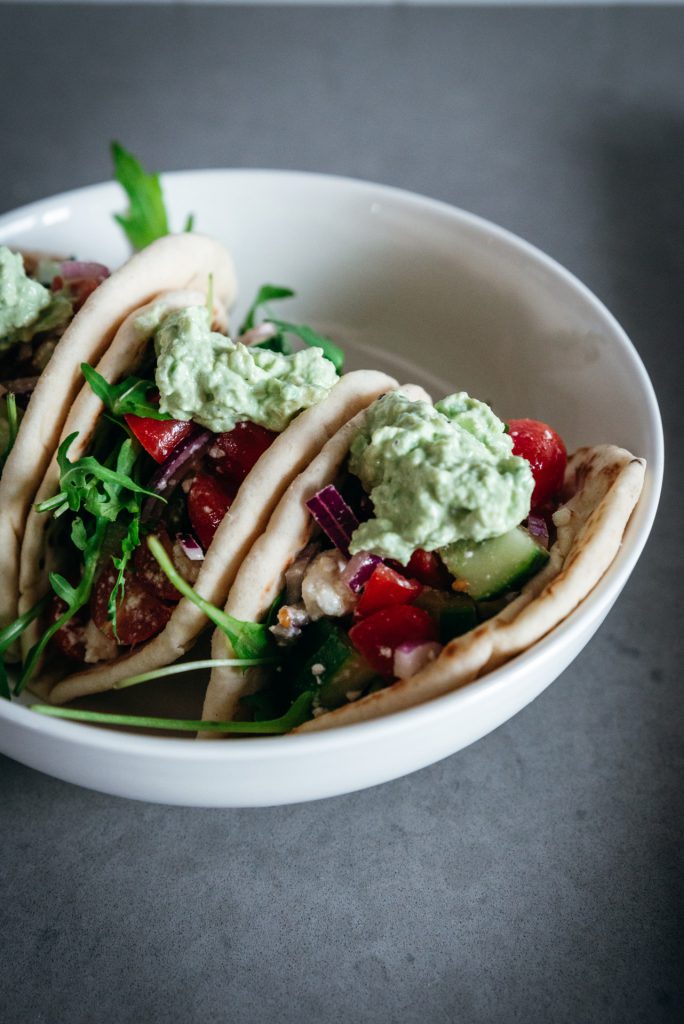 snelle pita's met komkommer en avocadoroom