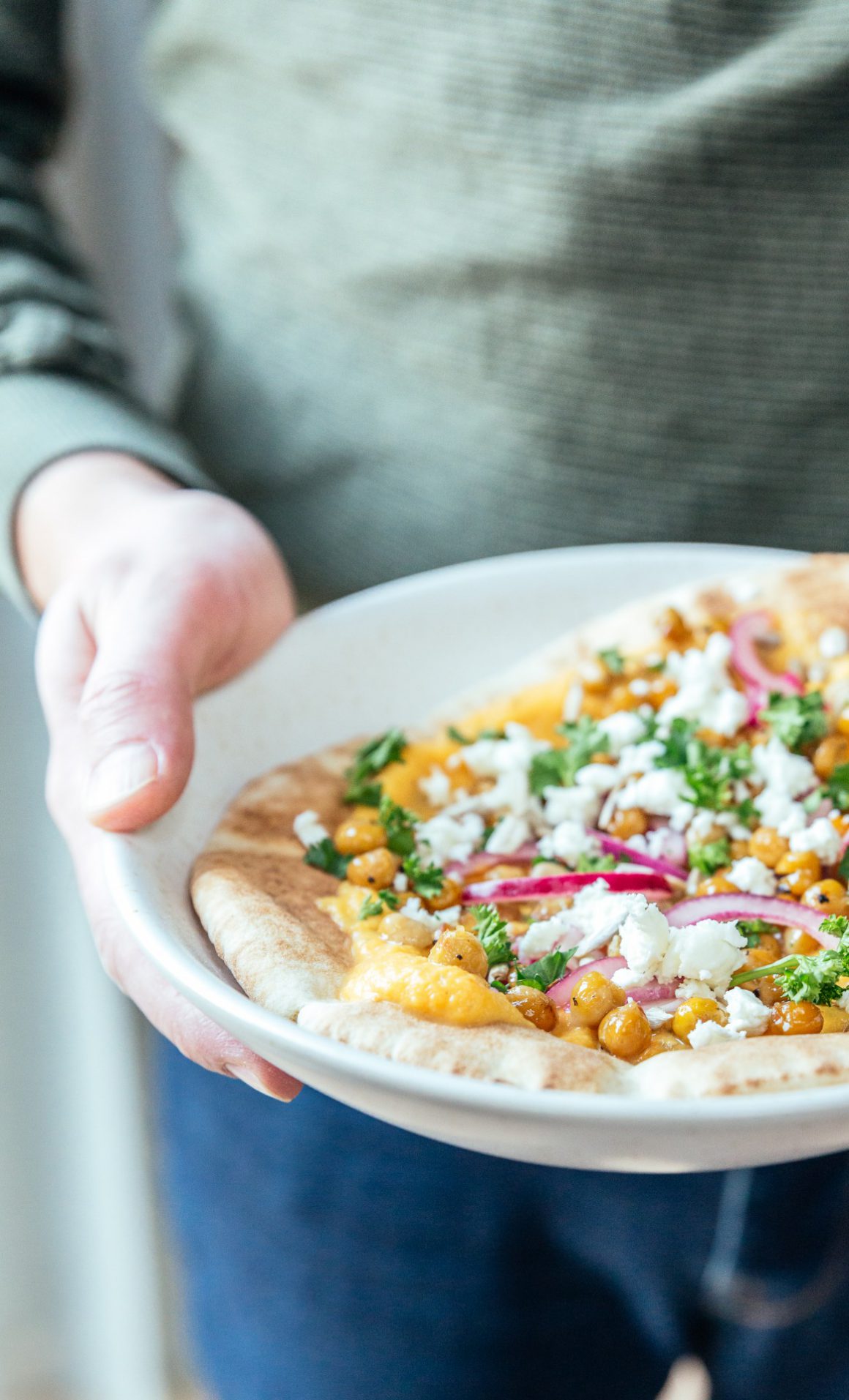 flatbreads met pompoen, kikkererwten en zoetzure ui 