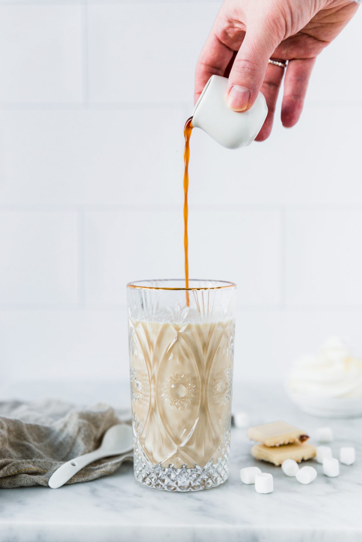 Witte chocolademelk met espresso