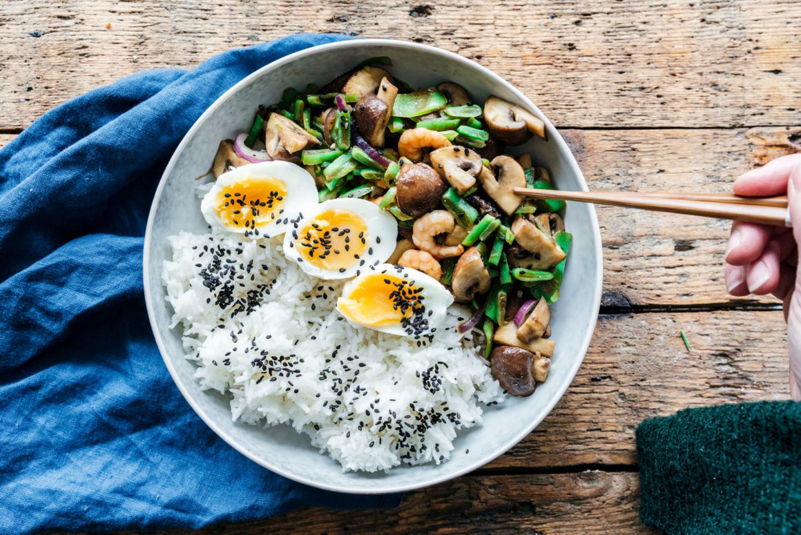 Snelle wok met miso, champignons en garnalen