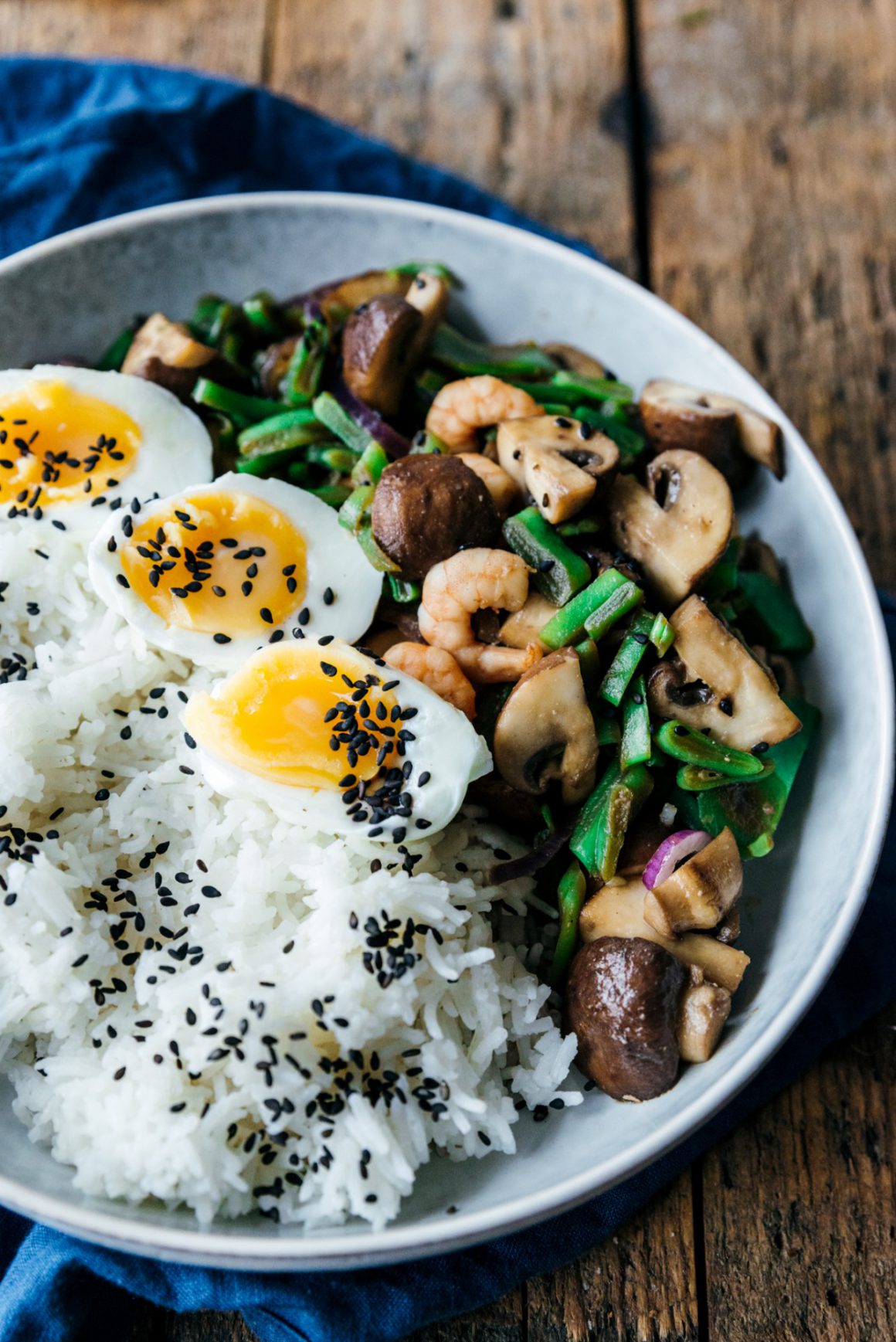 Snelle wok met miso, champignons en garnalen