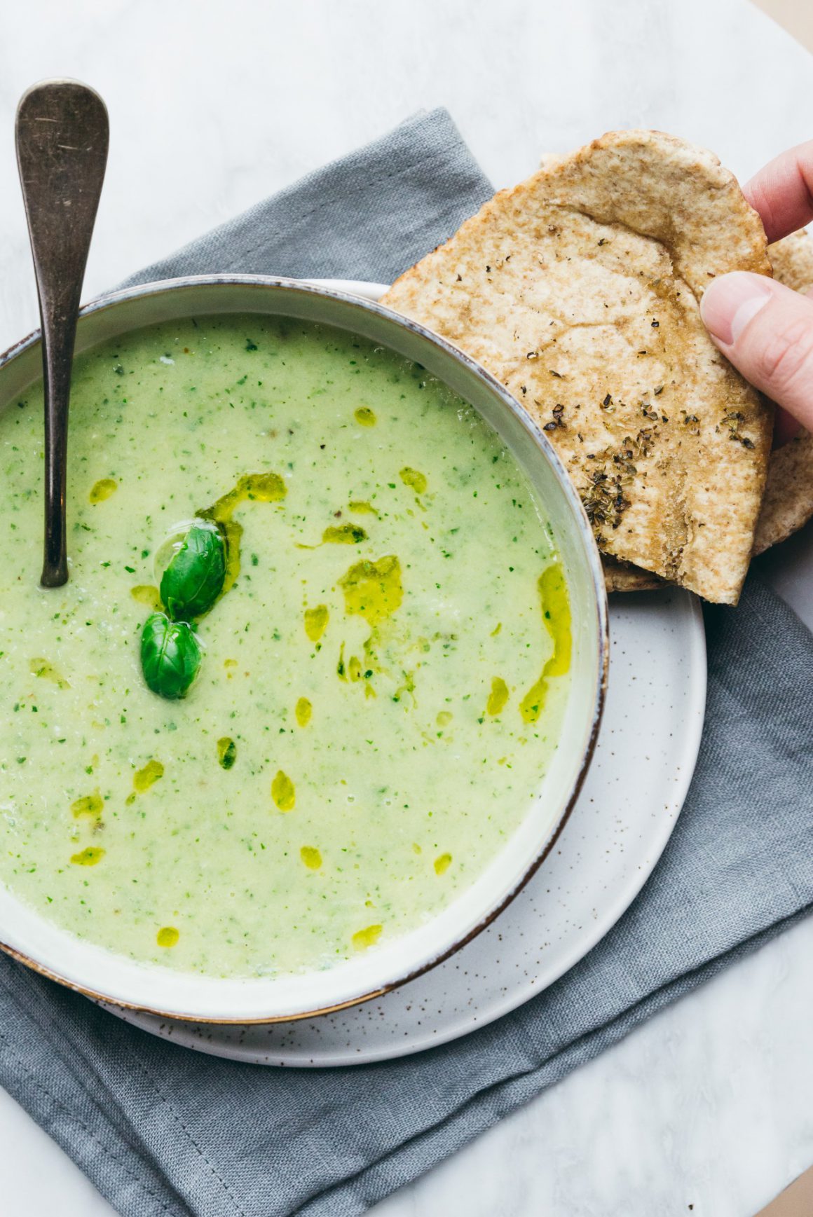 courgette soep met geroosterde pita's