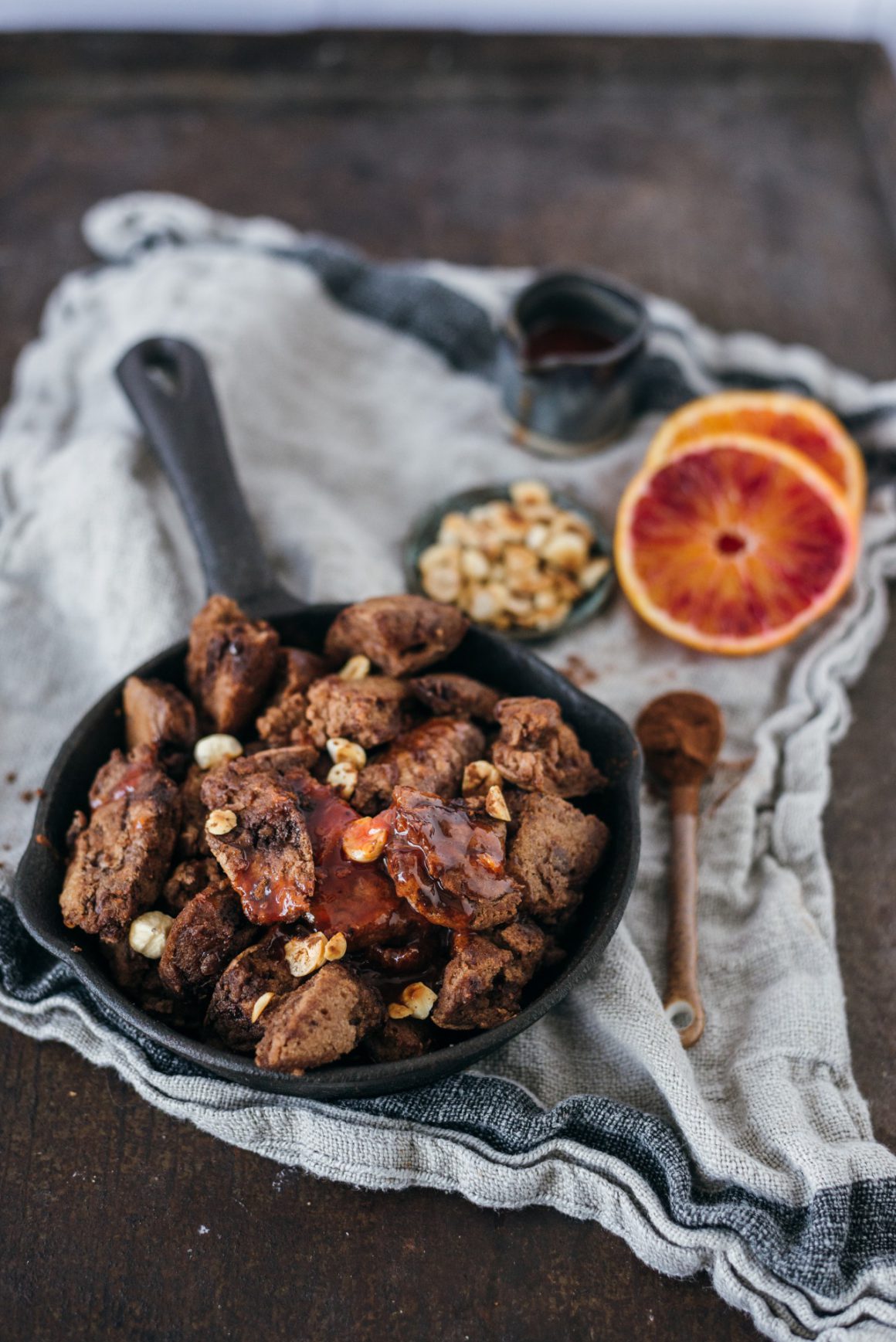 kaiserschmarrn met chocolade en bleodsinaasappelsiroop