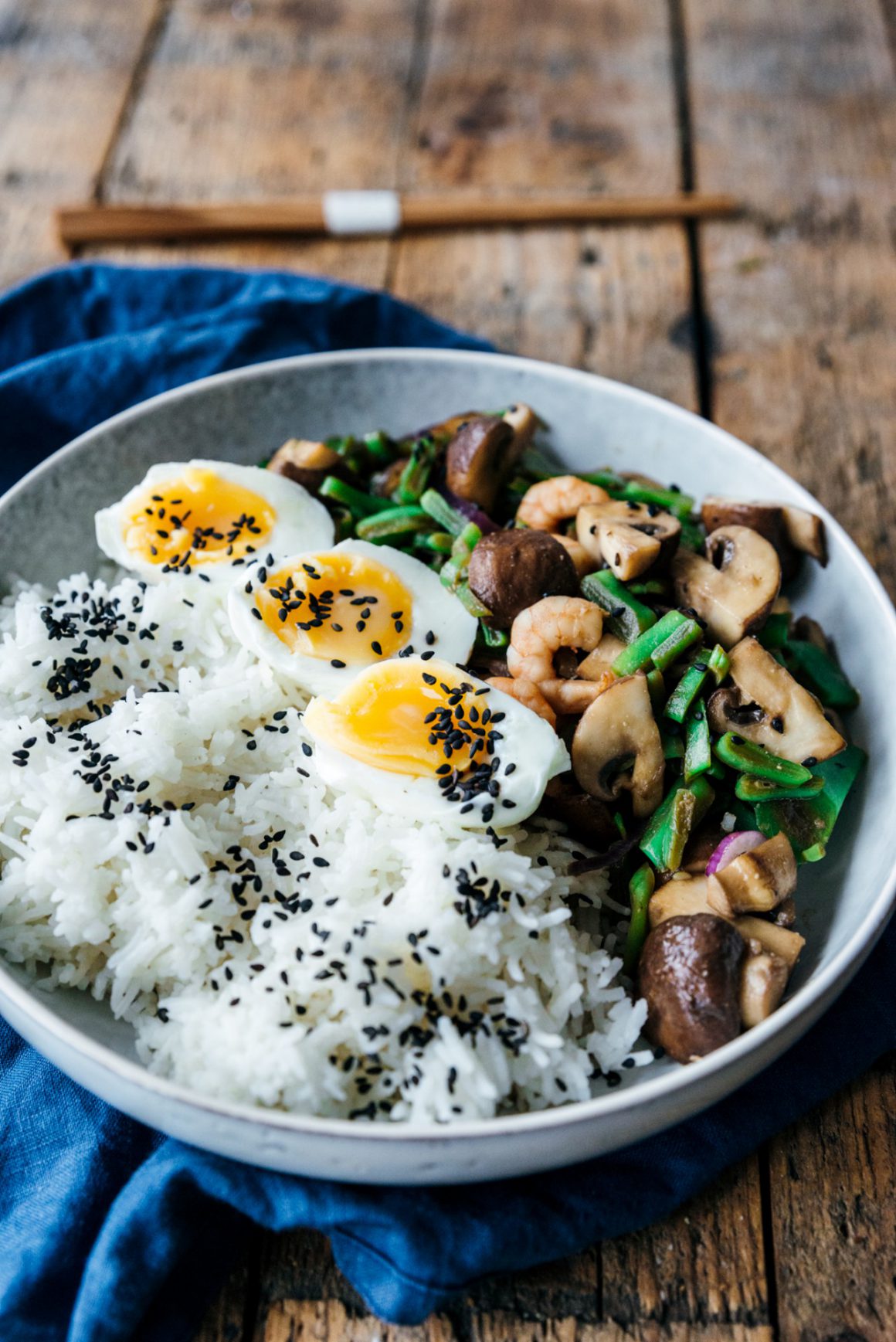 Snelle wok met miso, champignons en garnalen