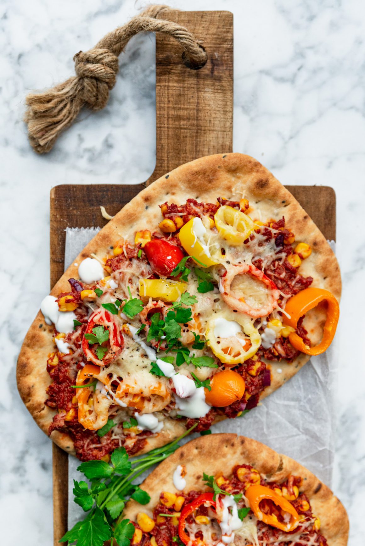 Pizza van naan met tonijn, mais en paprika