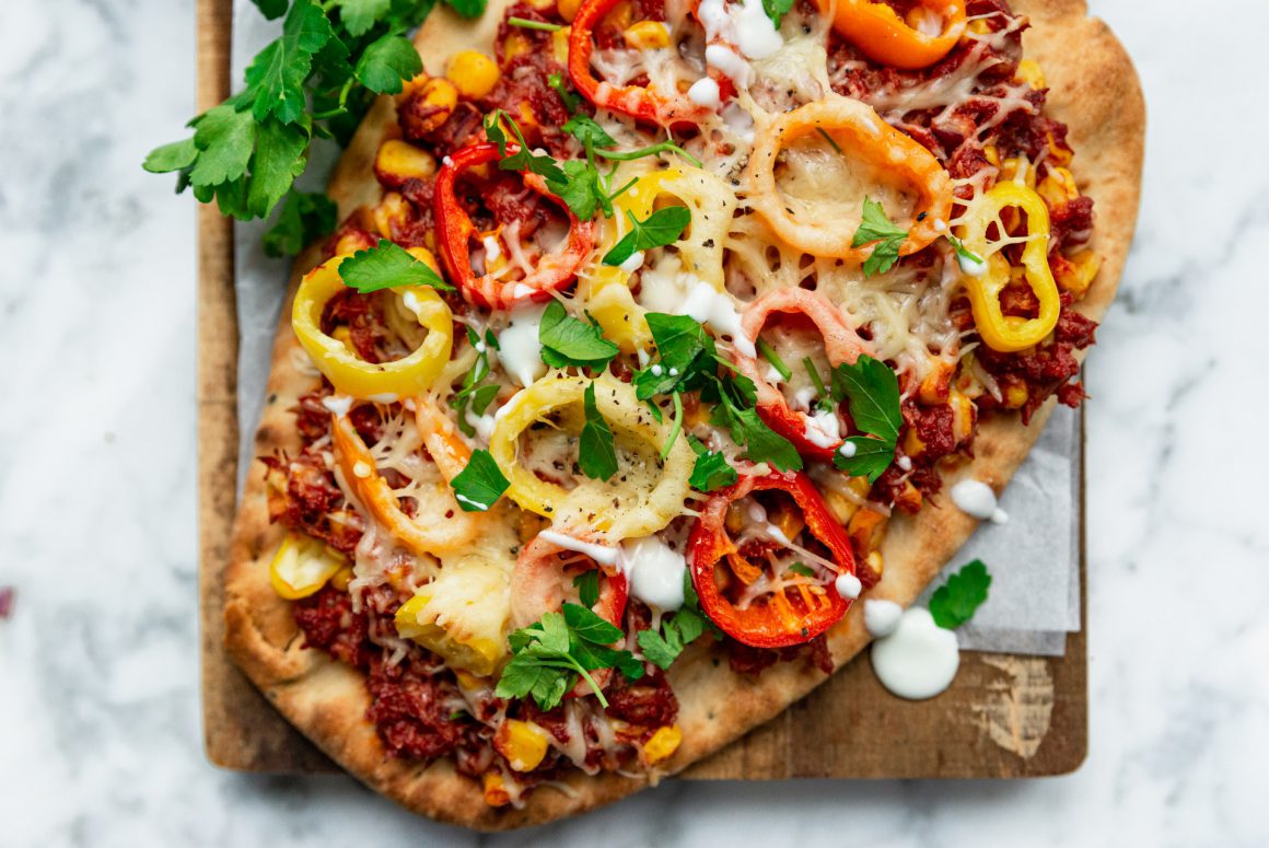 Pizza van naan met tonijn, mais en paprika