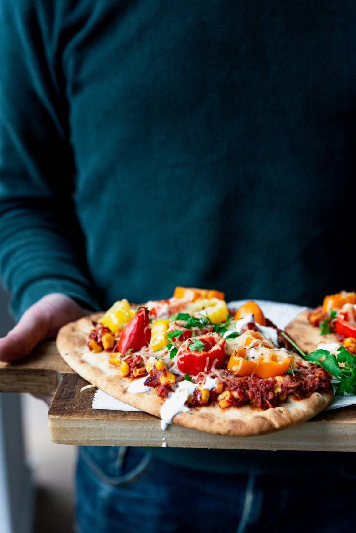 Pizza van naan met tonijn, mais en paprika