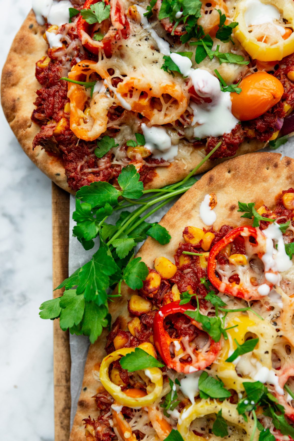 Pizza van naan met tonijn, mais en paprika