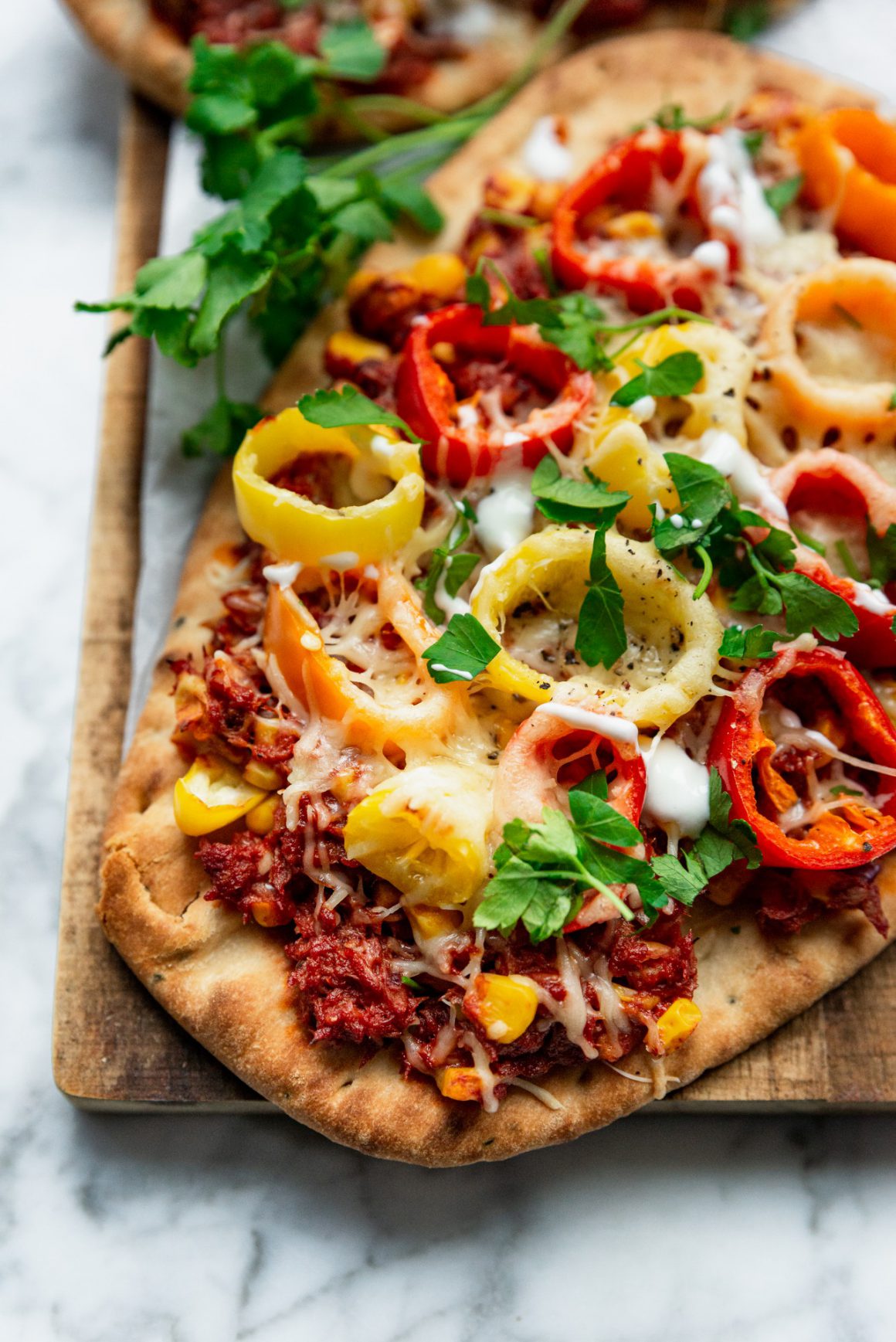 Pizza van naan met tonijn, mais en paprika