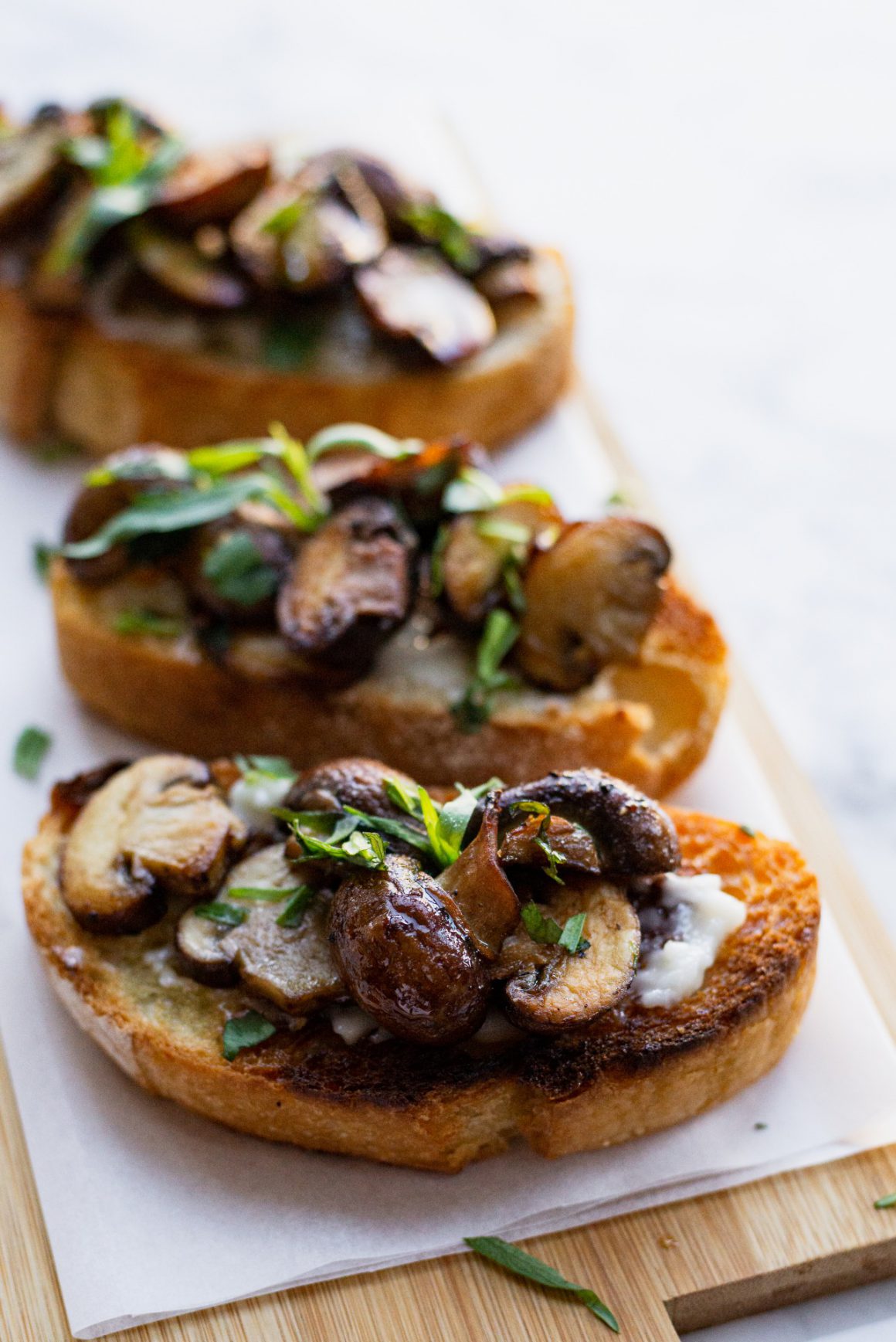 Toast met bruin gebakken champignons, aïoli en dragon