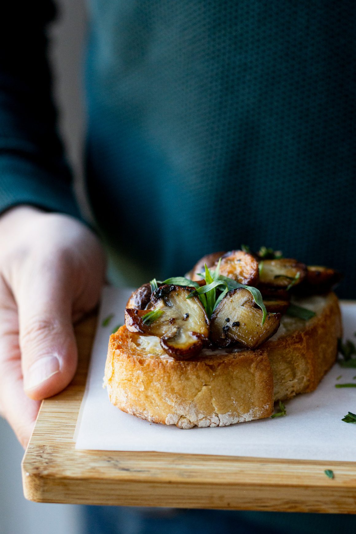 Toast met bruin gebakken champignons, aïoli en dragon