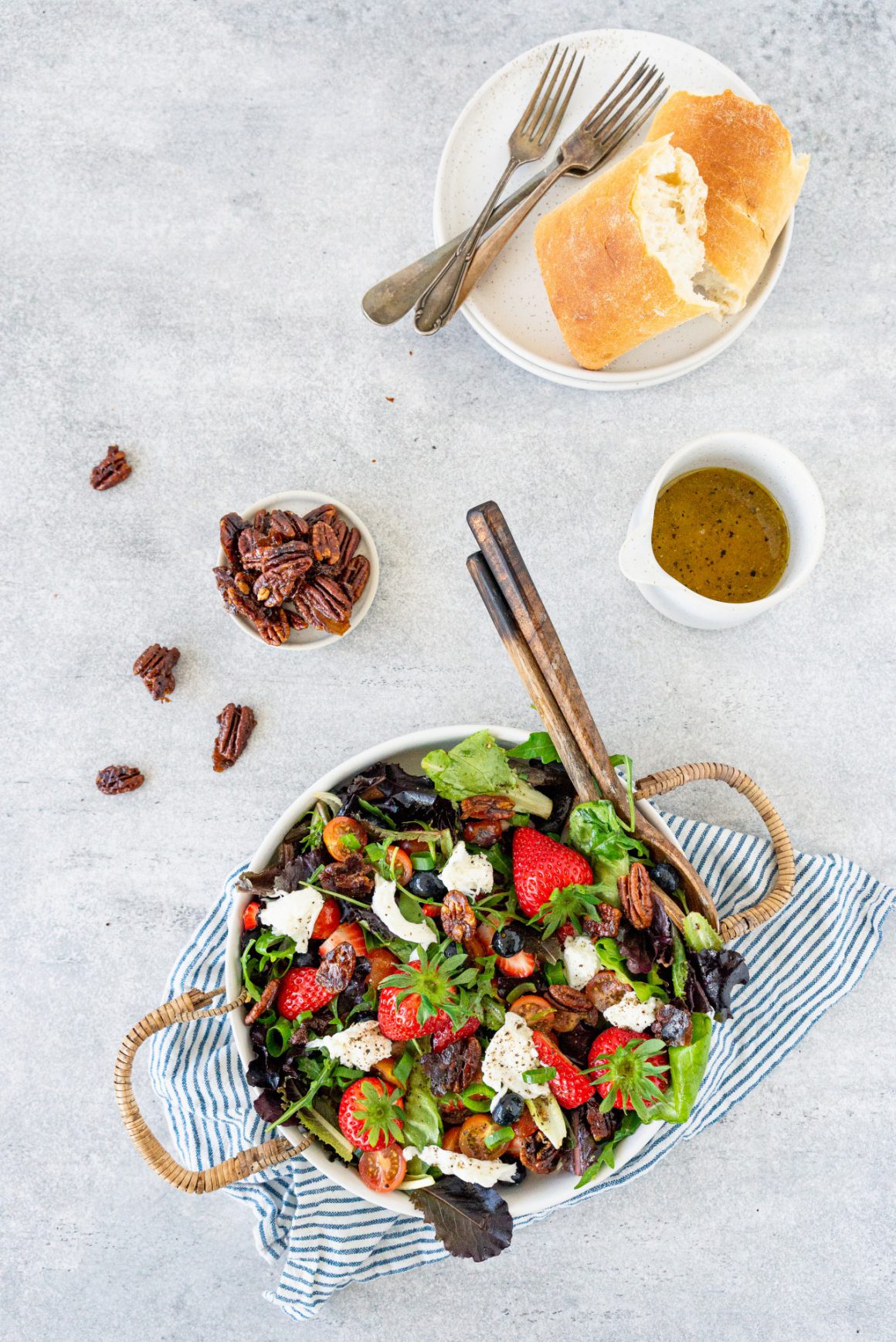 Salade met aardbeien, cherrytomaatjes en gekarameliseerde pecannoten met zeezout