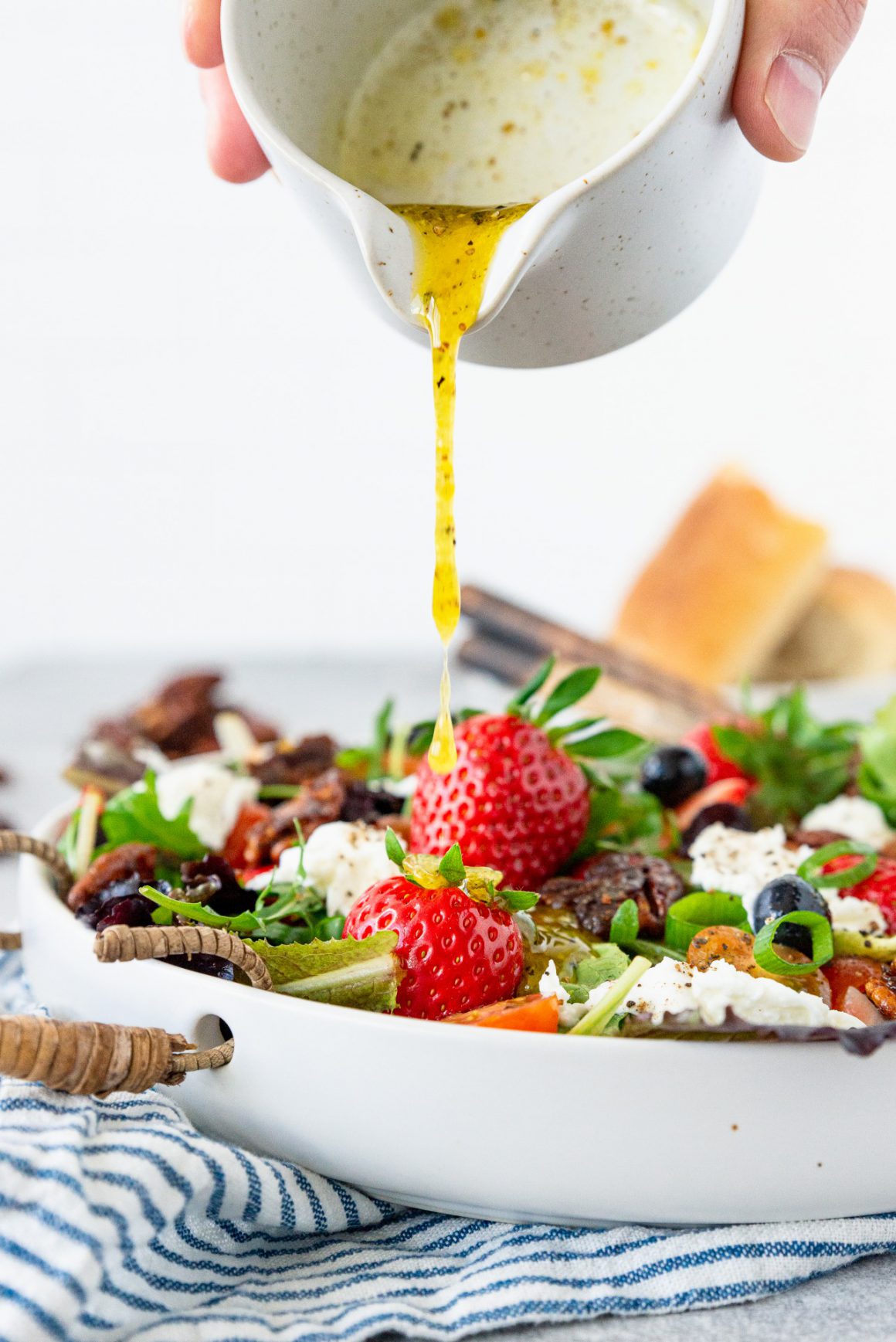 Salade met aardbeien, cherrytomaatjes en gekarameliseerde pecannoten met zeezout