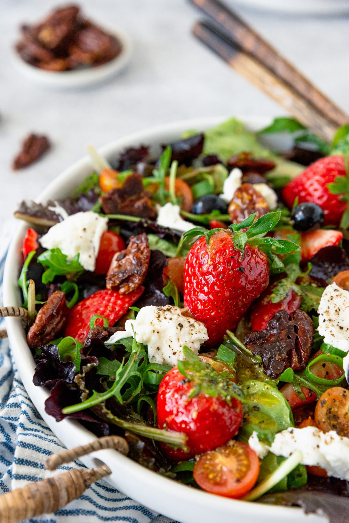 Salade met aardbeien, cherrytomaatjes en gekarameliseerde pecannoten met zeezout