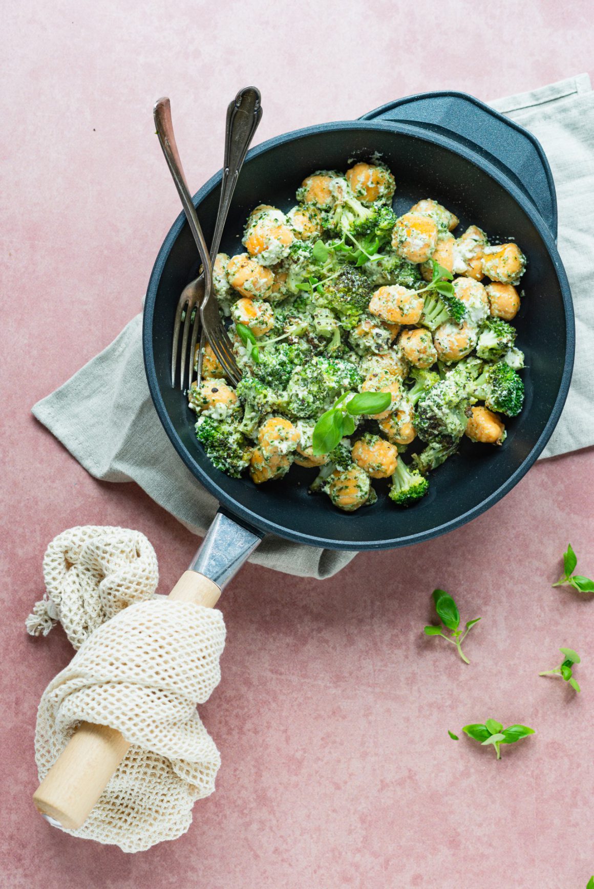 Snelle gnocchi met gebakken broccoli