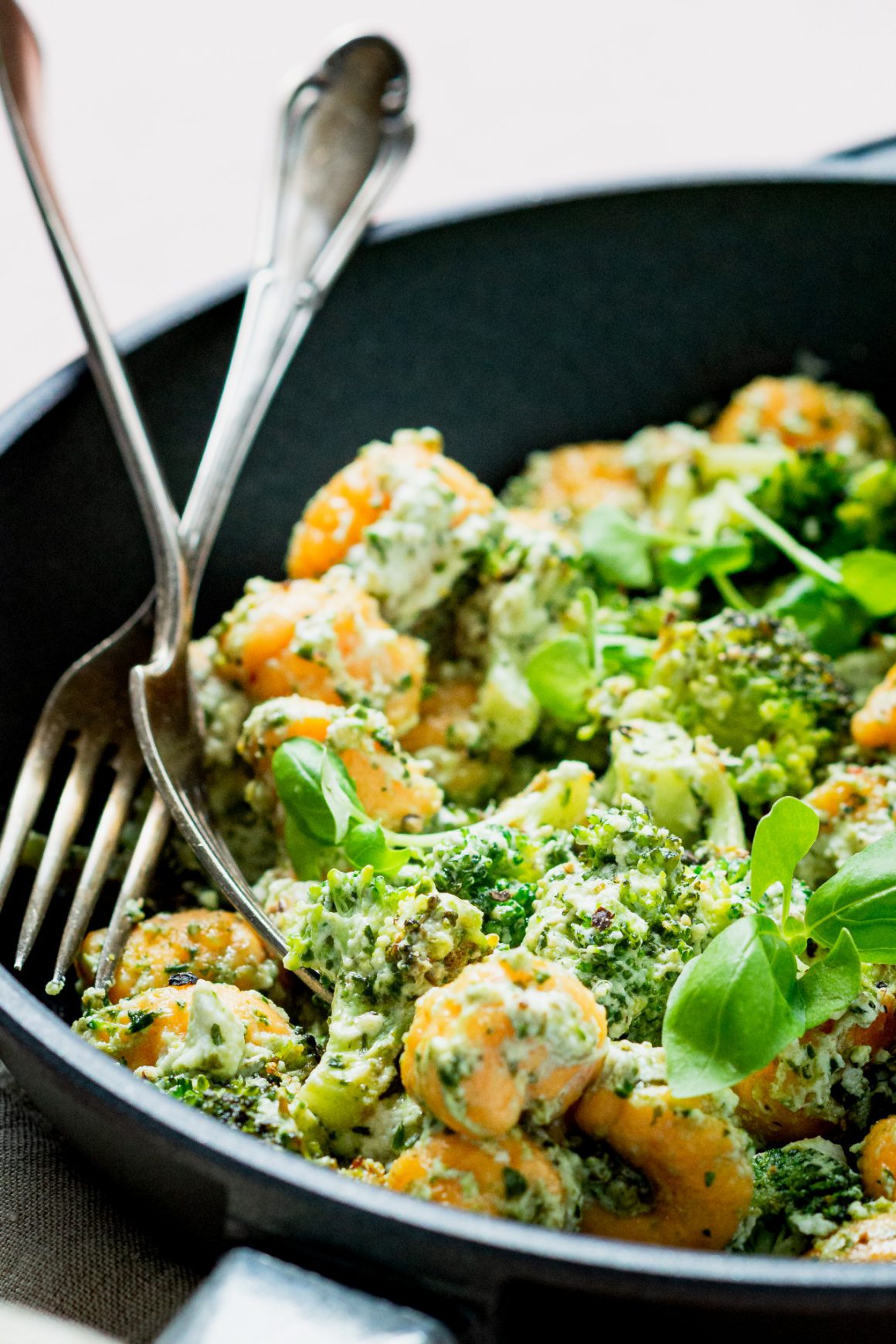 Snelle gnocchi met gebakken broccoli