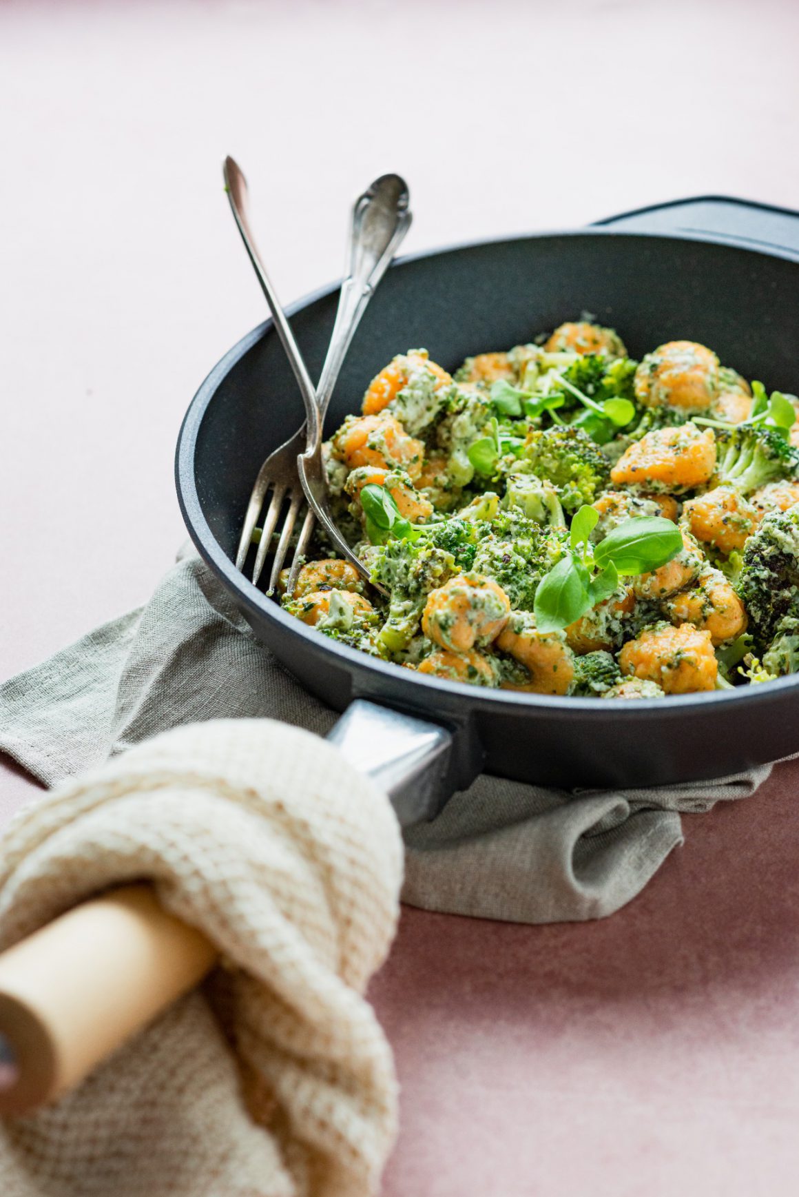 Snelle gnocchi met gebakken broccoli