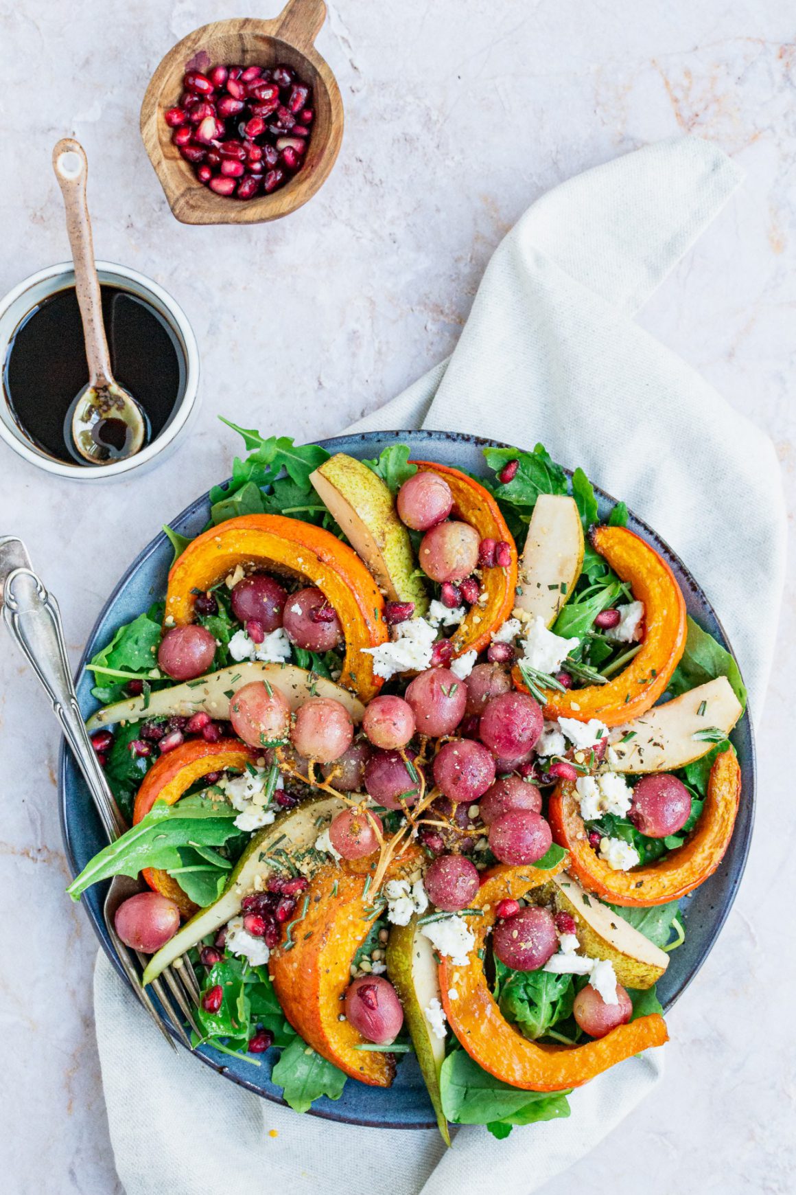Salade met geroosterde pompoen, druiven en vijgen-rozemarijndressing