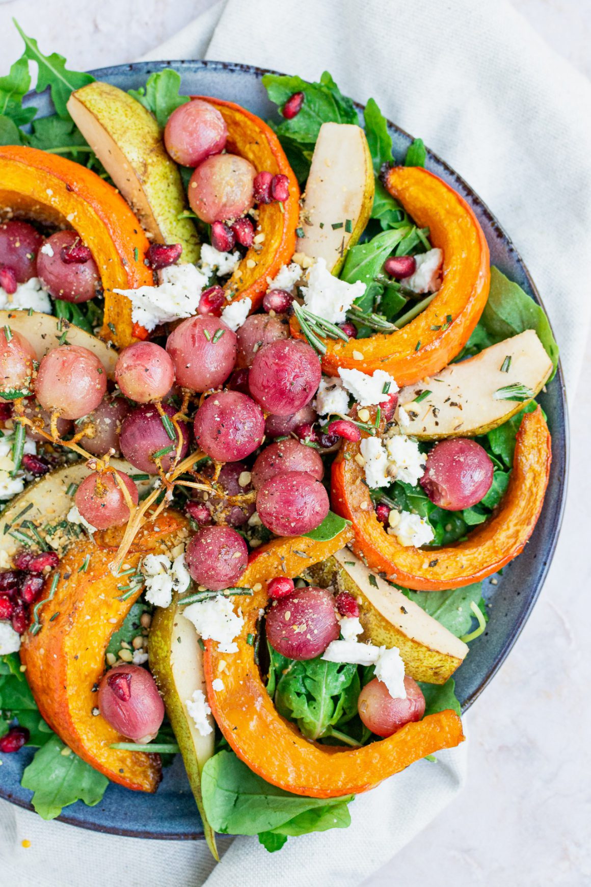 Salade met geroosterde pompoen, druiven en vijgen-rozemarijndressing