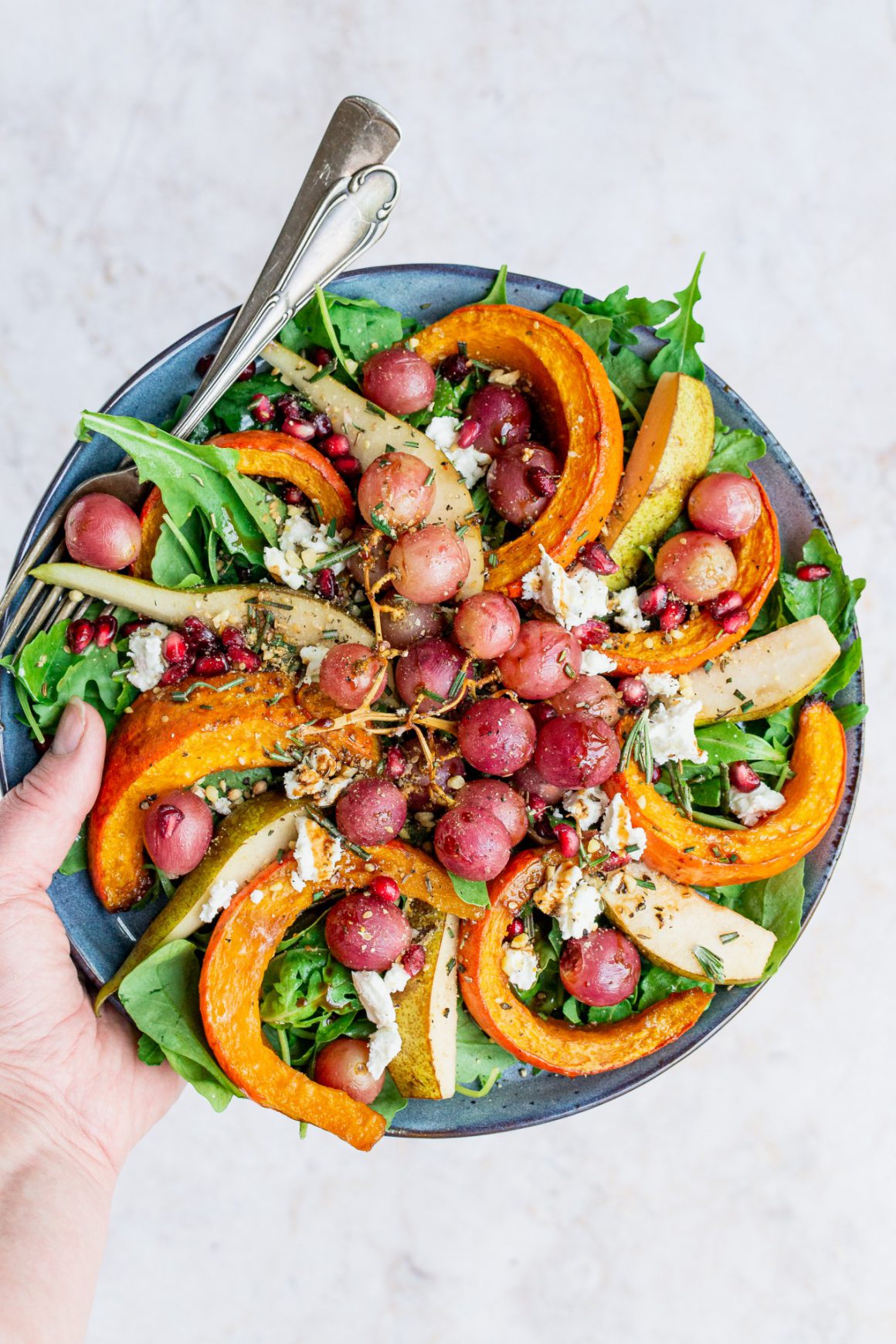 Salade met geroosterde pompoen, druiven en vijgen-rozemarijndressing