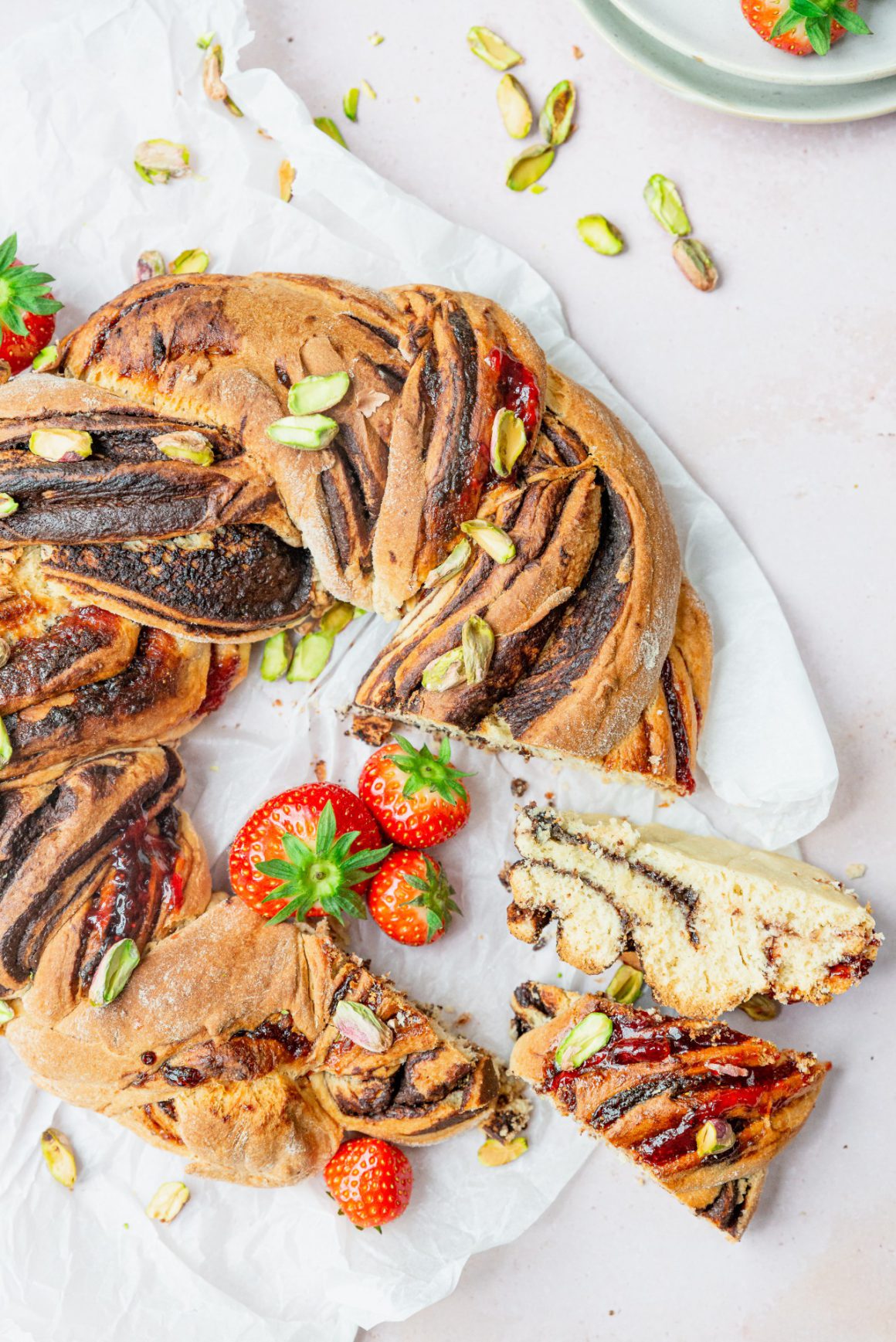 Babka met aardbeienjam en chocoladepasta 