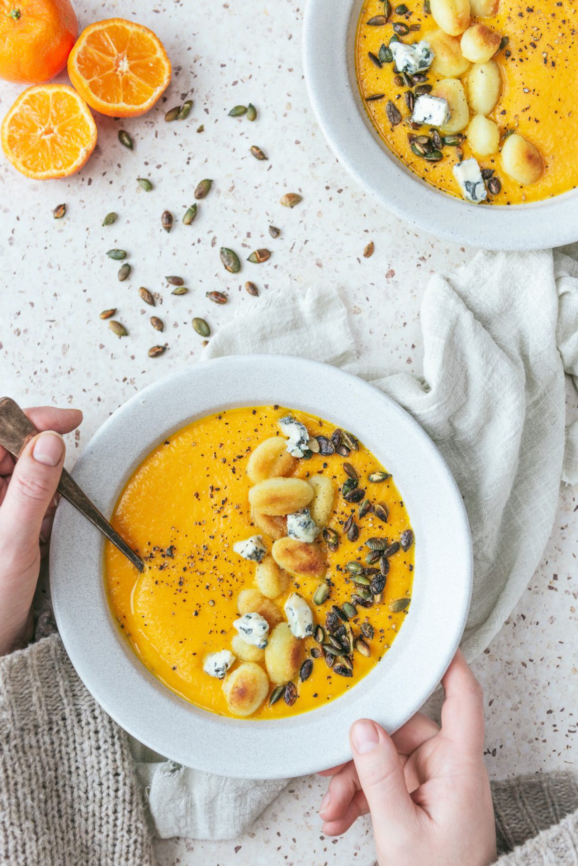 Pompoen-bospeensoep met mandarijn, gnocchi en blauwe kaas5