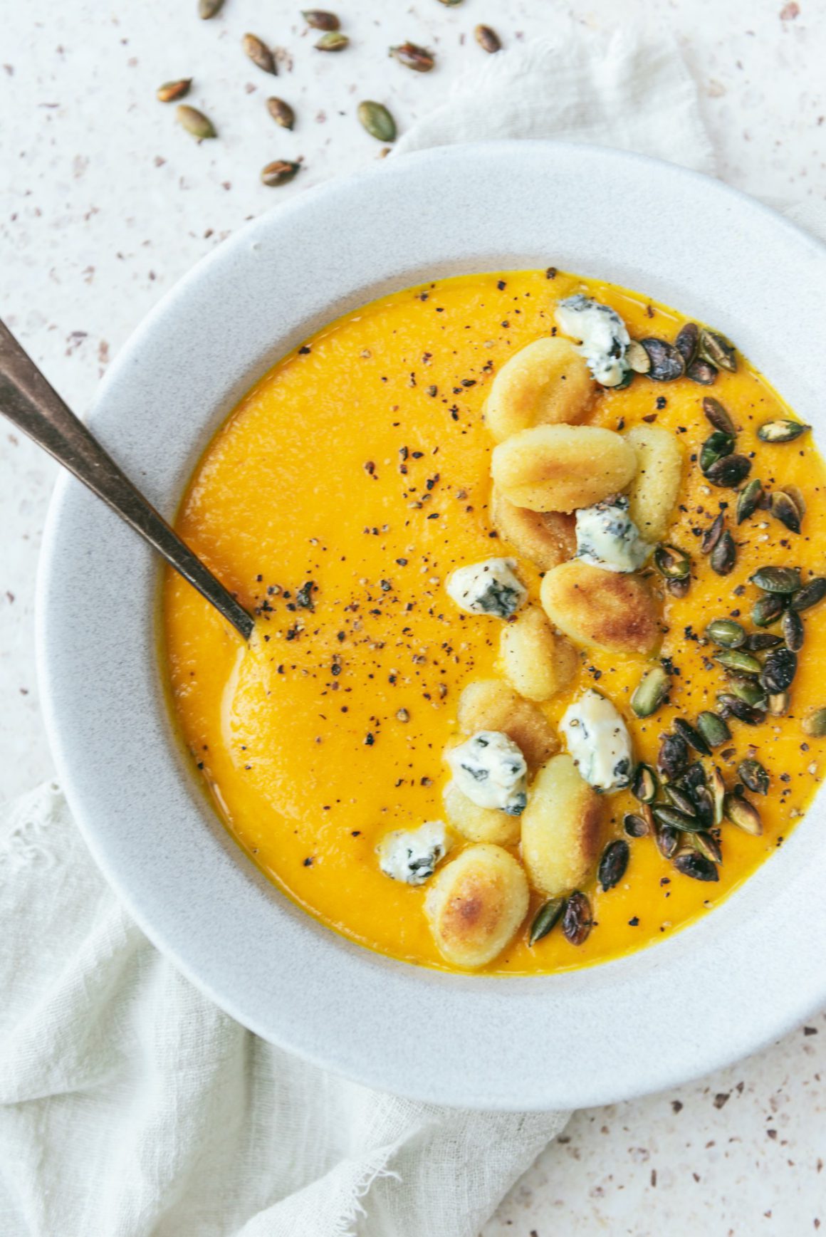 Pompoen-bospeensoep met mandarijn, gnocchi en blauwe kaas4