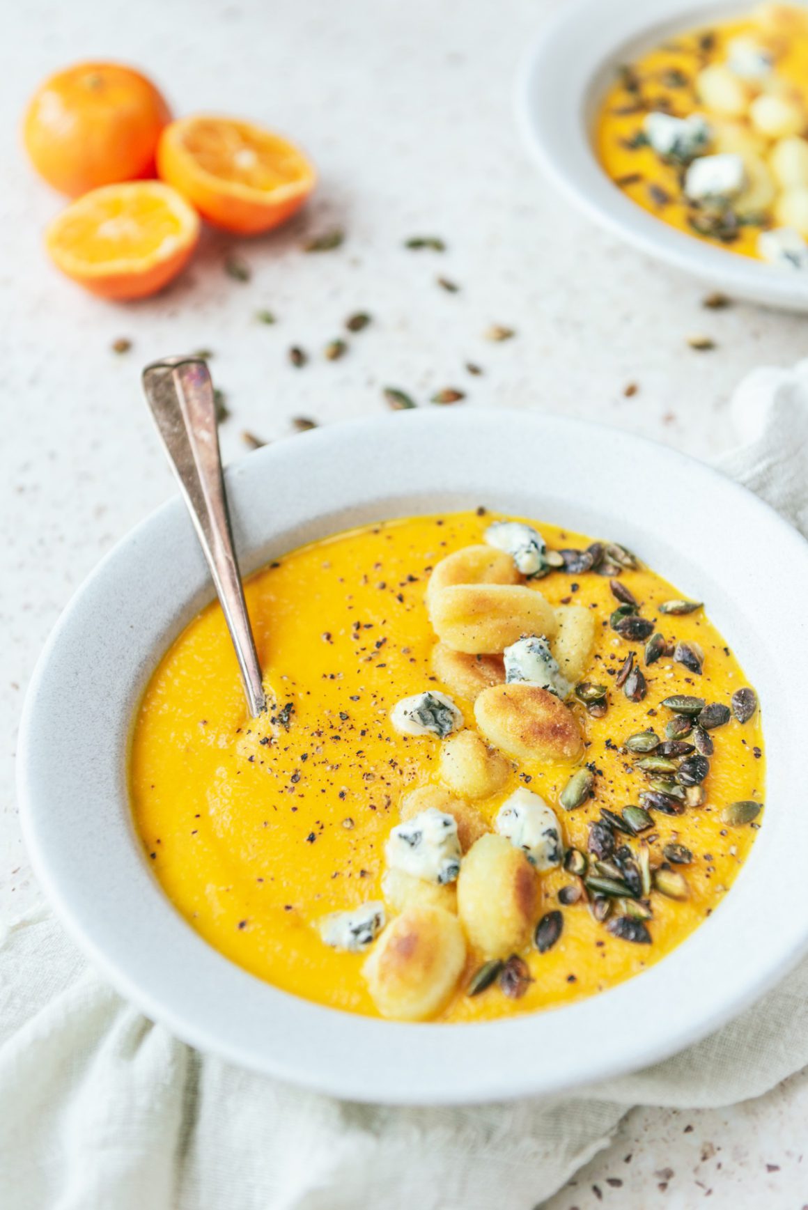 Pompoen-bospeensoep met mandarijn, gnocchi en blauwe kaas3