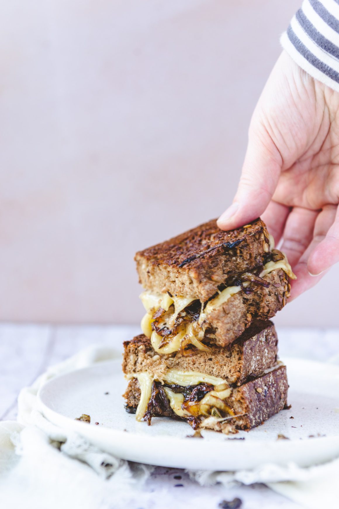 Tosti met zachte ui, kaas en gebakken kappertjes4