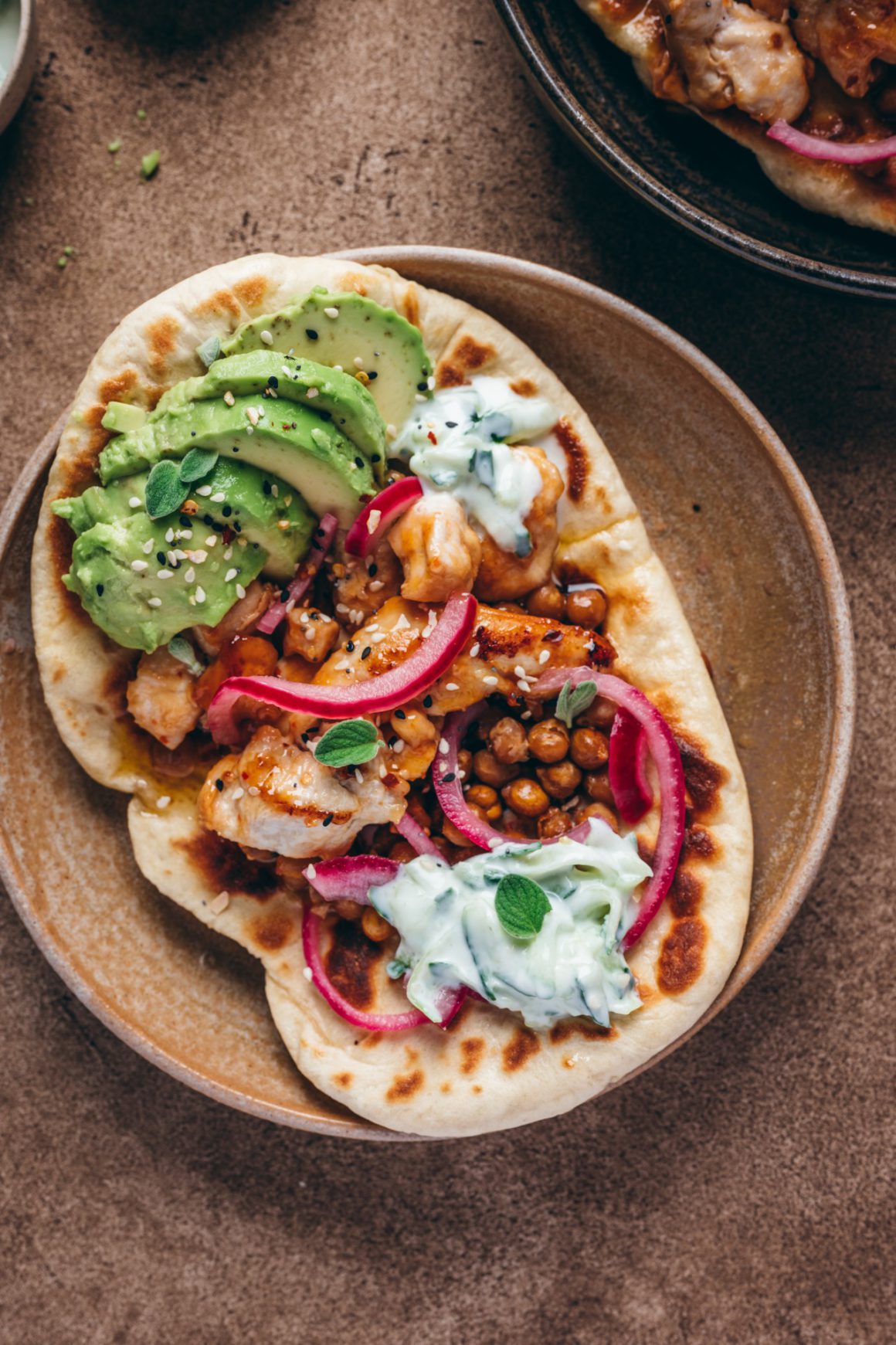 Naan met kip, avocado en zoetzure ui4