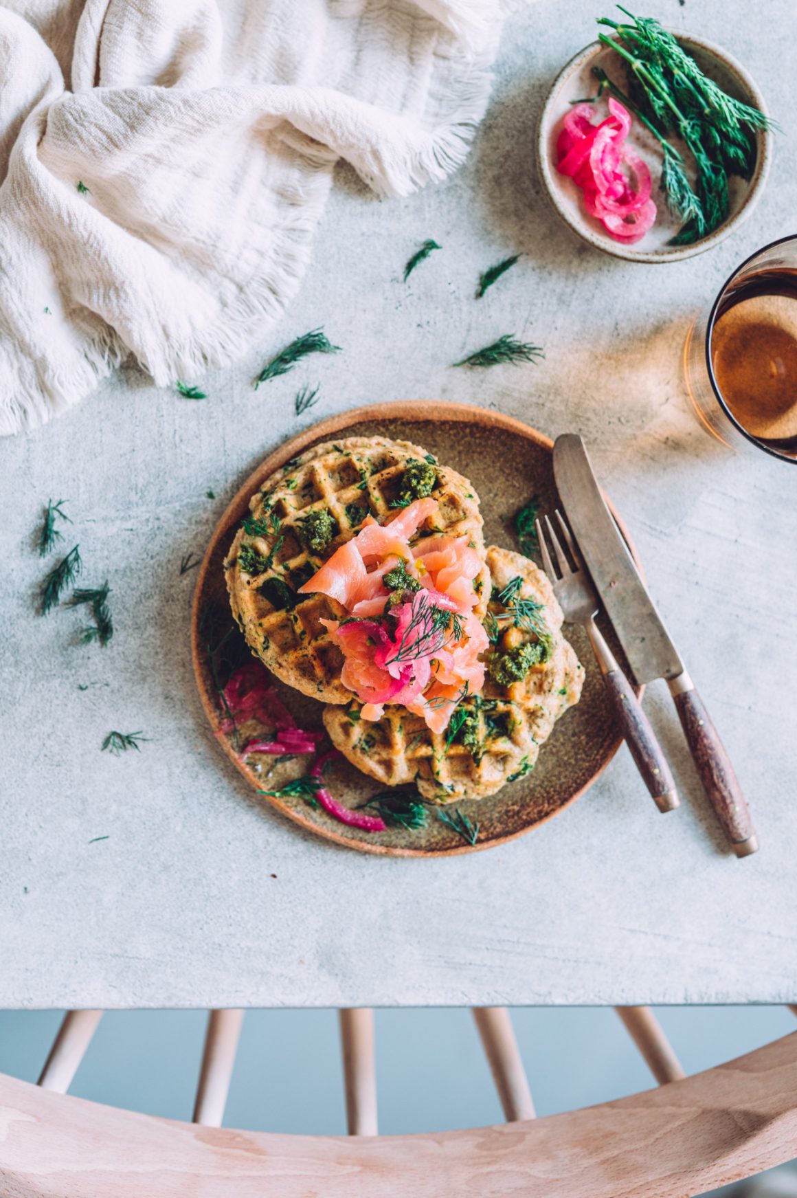 wafels met spinazie en pesto