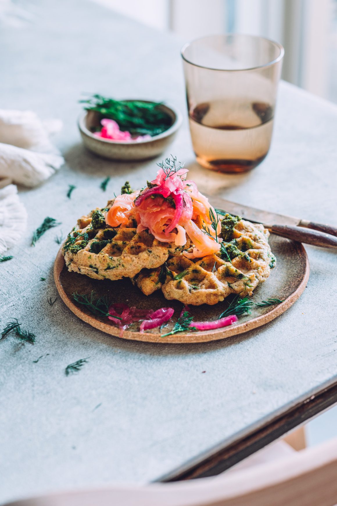 Speltwafels met spinazie, pesto en gerookte zalm