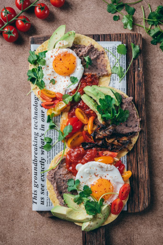 Huevos rancheros met vegan bacon