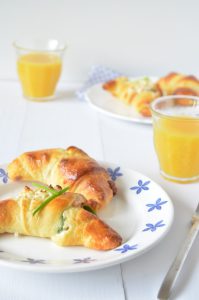 croissant met zalm en geitenkaas