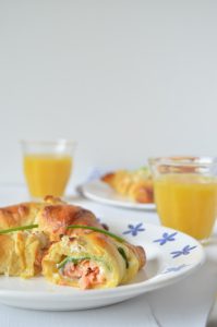 croissant met zalm en geitenkaas