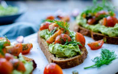 Toast met avocadoboter en tomatensalsa (Ottolenghi)