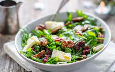 Kerstsalade met brie en chili-pecannoten