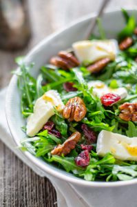 kerstsalade brie en chili-walnoten