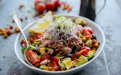 Lunchsalade met tonijn en geroosterde kikkererwten