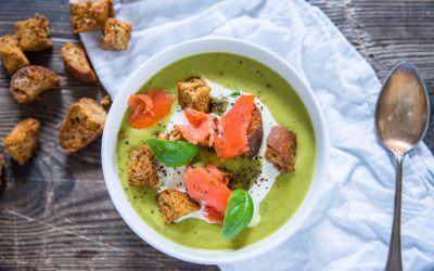 Groene soep met croutons en zalm