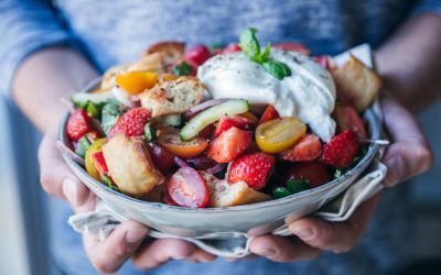 Panzanella met aardbei en burrata