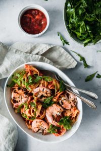 pasta rode saus met garnalen en pesto