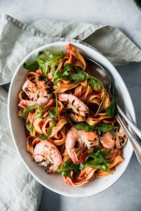 pasta rode saus met garnalen en pesto