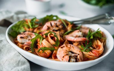 Pasta rode saus met garnalen en pesto