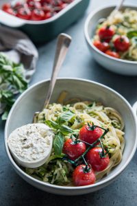 Snelle spaghetti met courgette, pesto en burrata