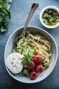 Snelle spaghetti met courgette, pesto en burrata