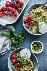 Snelle spaghetti met courgette, pesto en burrata