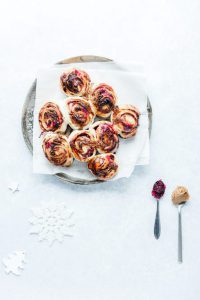 Kerstboom met cranberrysaus en pindakaas