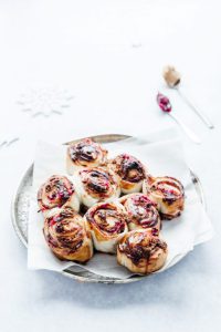 Kerstboom met cranberrysaus en pindakaas