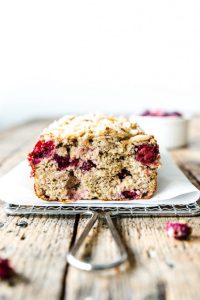 Ontbijtcake van banaan, havermout en cranberry